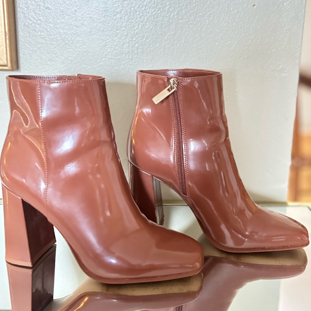Jennifer Lopez Glossy Brown Heeled Boots